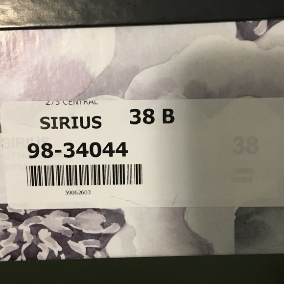 275 Central Patent Leather Kitten Heel - Picture 6 of 6